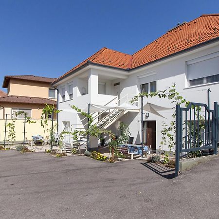 גיור Deli Terasz B Apartman Free Parking, Self-Check-In Anytime מראה חיצוני תמונה