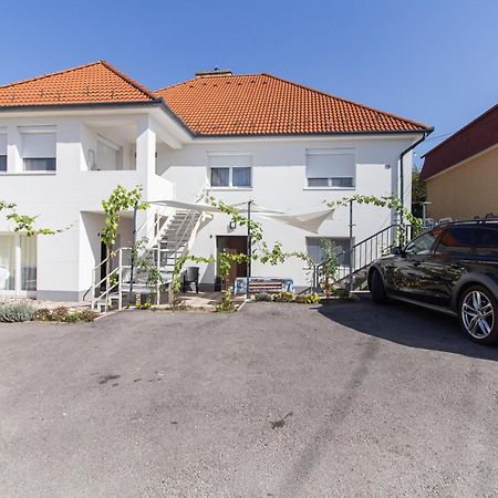 גיור Deli Terasz B Apartman Free Parking, Self-Check-In Anytime מראה חיצוני תמונה