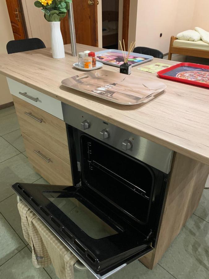 גיור Deli Terasz B Apartman Free Parking, Self-Check-In Anytime מראה חיצוני תמונה