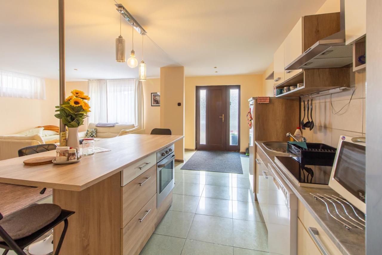 גיור Deli Terasz B Apartman Free Parking, Self-Check-In Anytime מראה חיצוני תמונה