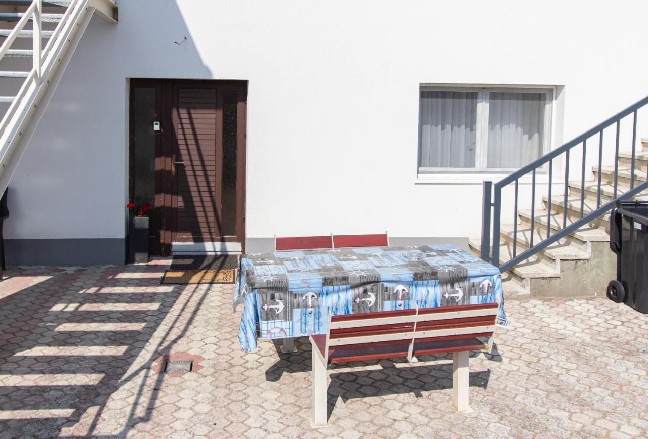 גיור Deli Terasz B Apartman Free Parking, Self-Check-In Anytime מראה חיצוני תמונה