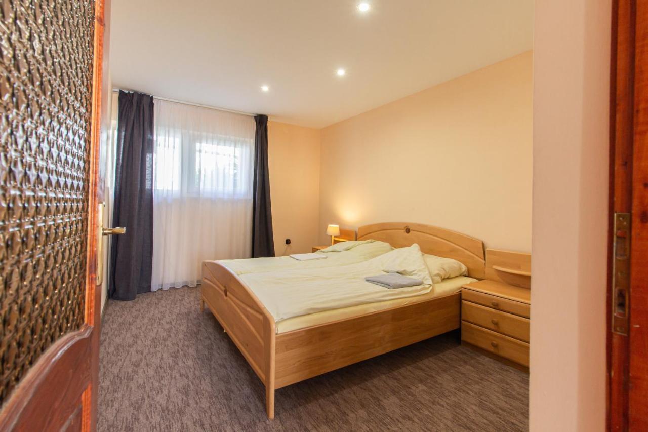 גיור Deli Terasz B Apartman Free Parking, Self-Check-In Anytime מראה חיצוני תמונה