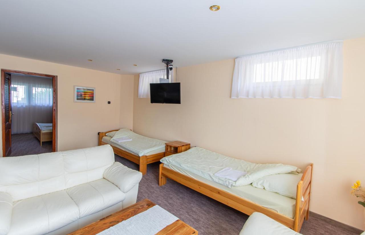 גיור Deli Terasz B Apartman Free Parking, Self-Check-In Anytime מראה חיצוני תמונה