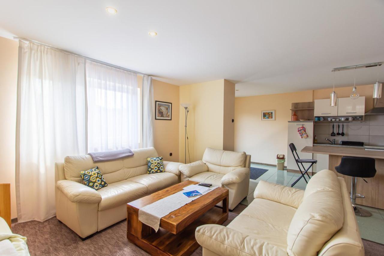 גיור Deli Terasz B Apartman Free Parking, Self-Check-In Anytime מראה חיצוני תמונה