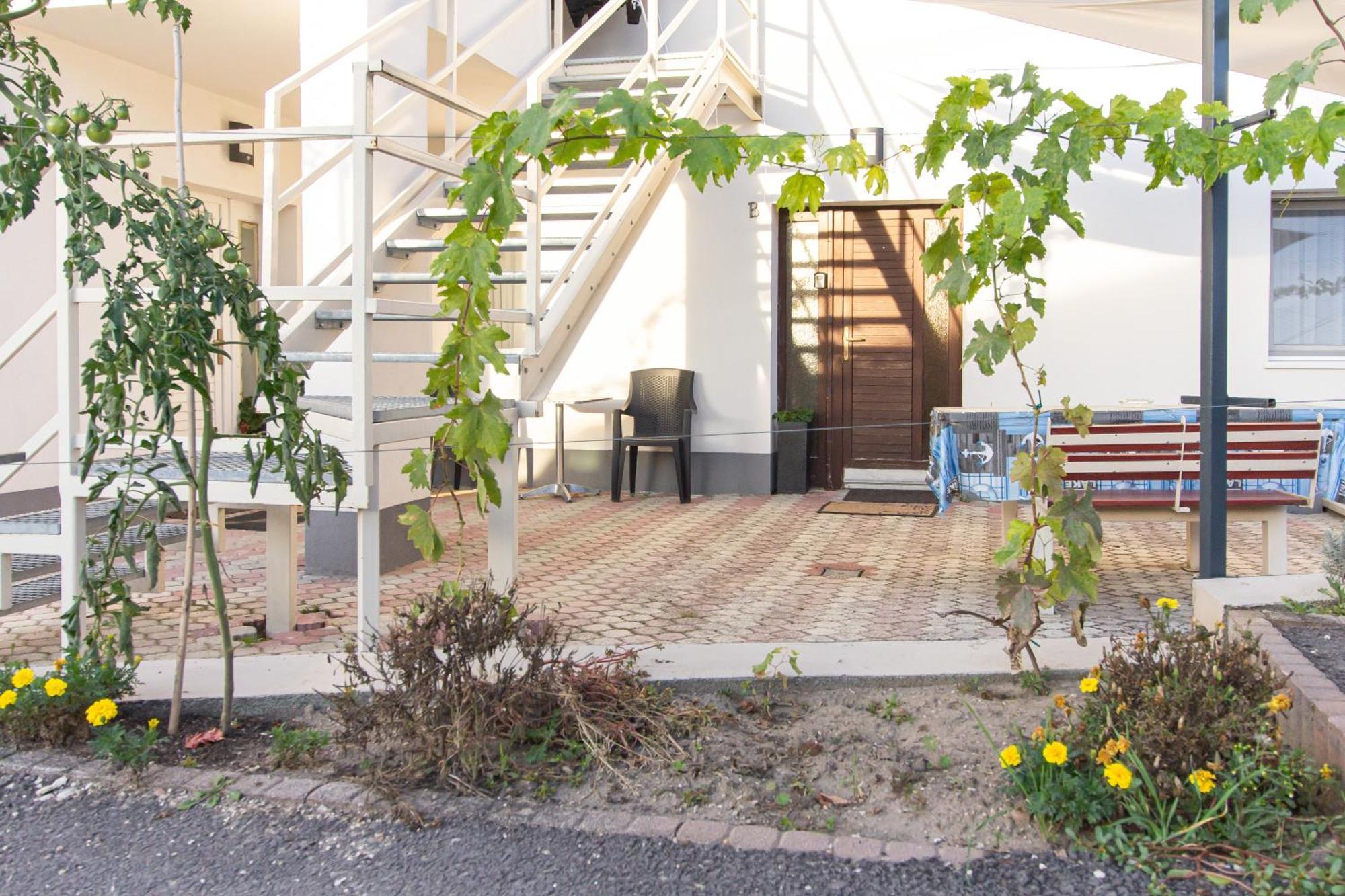 גיור Deli Terasz B Apartman Free Parking, Self-Check-In Anytime מראה חיצוני תמונה