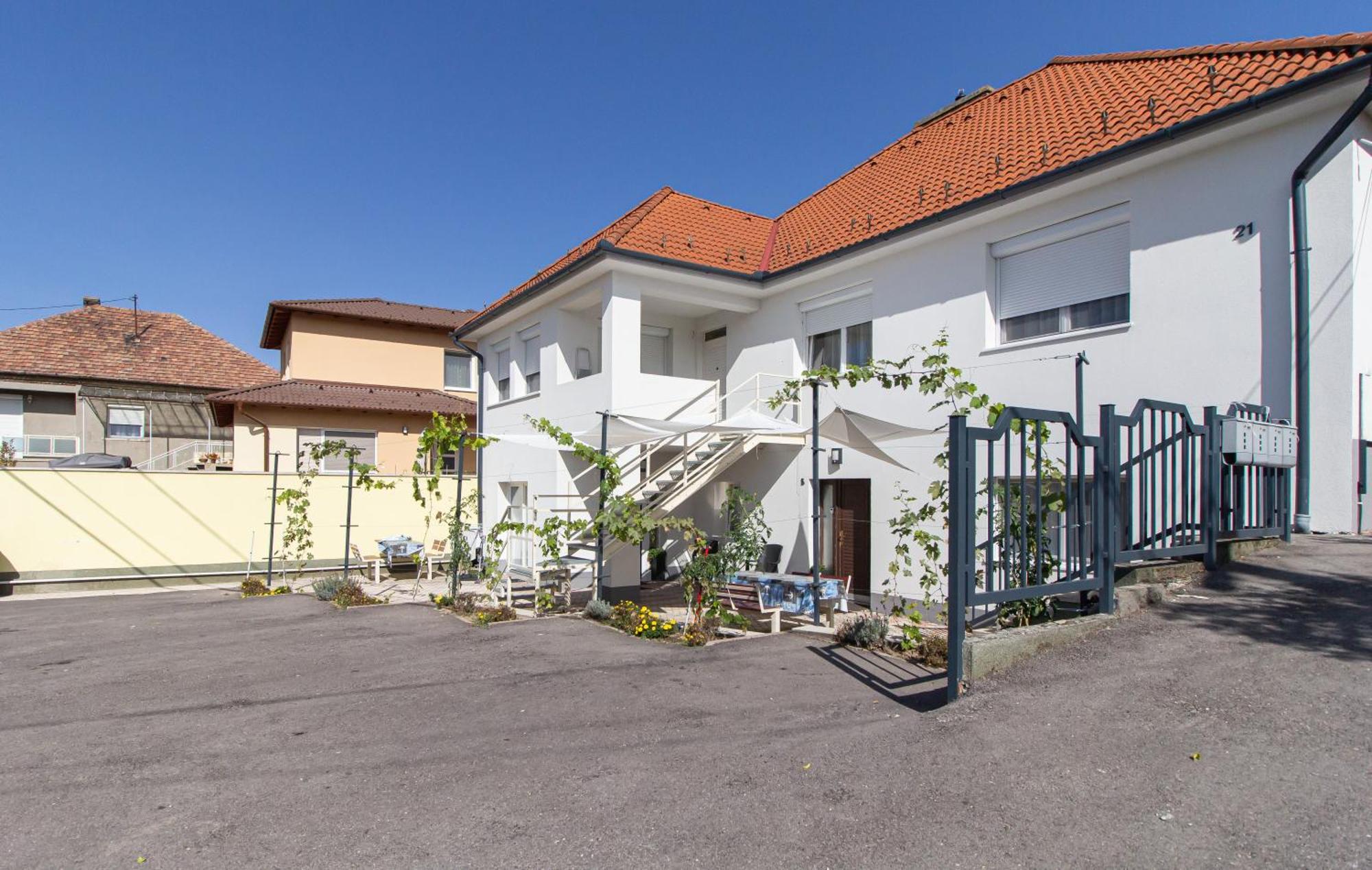 גיור Deli Terasz B Apartman Free Parking, Self-Check-In Anytime מראה חיצוני תמונה