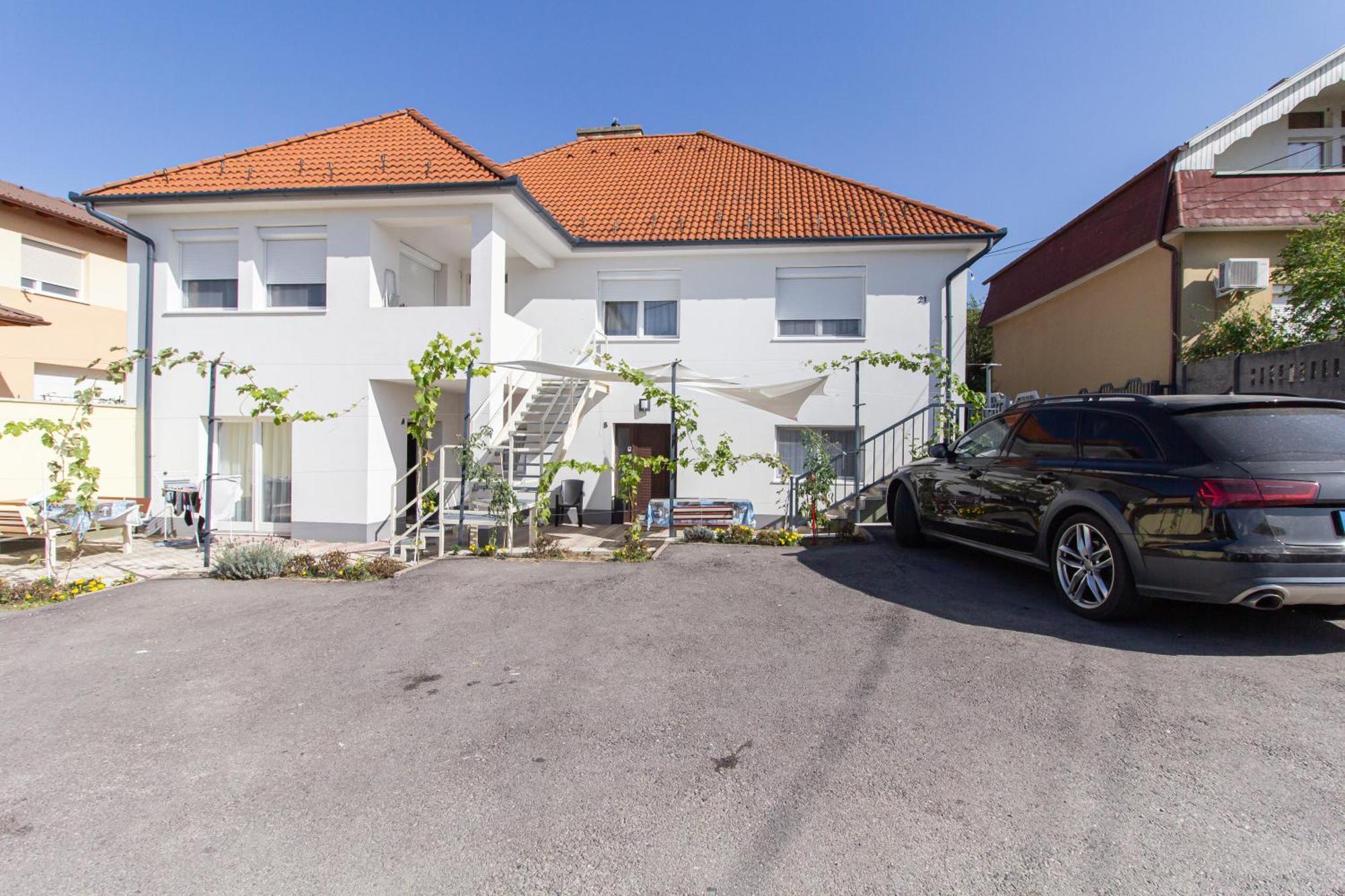 גיור Deli Terasz B Apartman Free Parking, Self-Check-In Anytime מראה חיצוני תמונה
